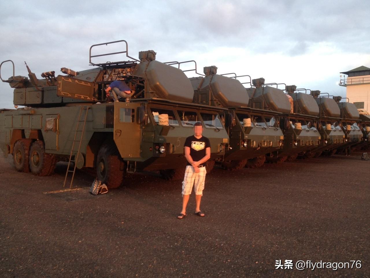 🇧🇾🇻🇪2015年，一名白俄罗斯技术专家站在委内瑞拉“山毛榉-M2E”防