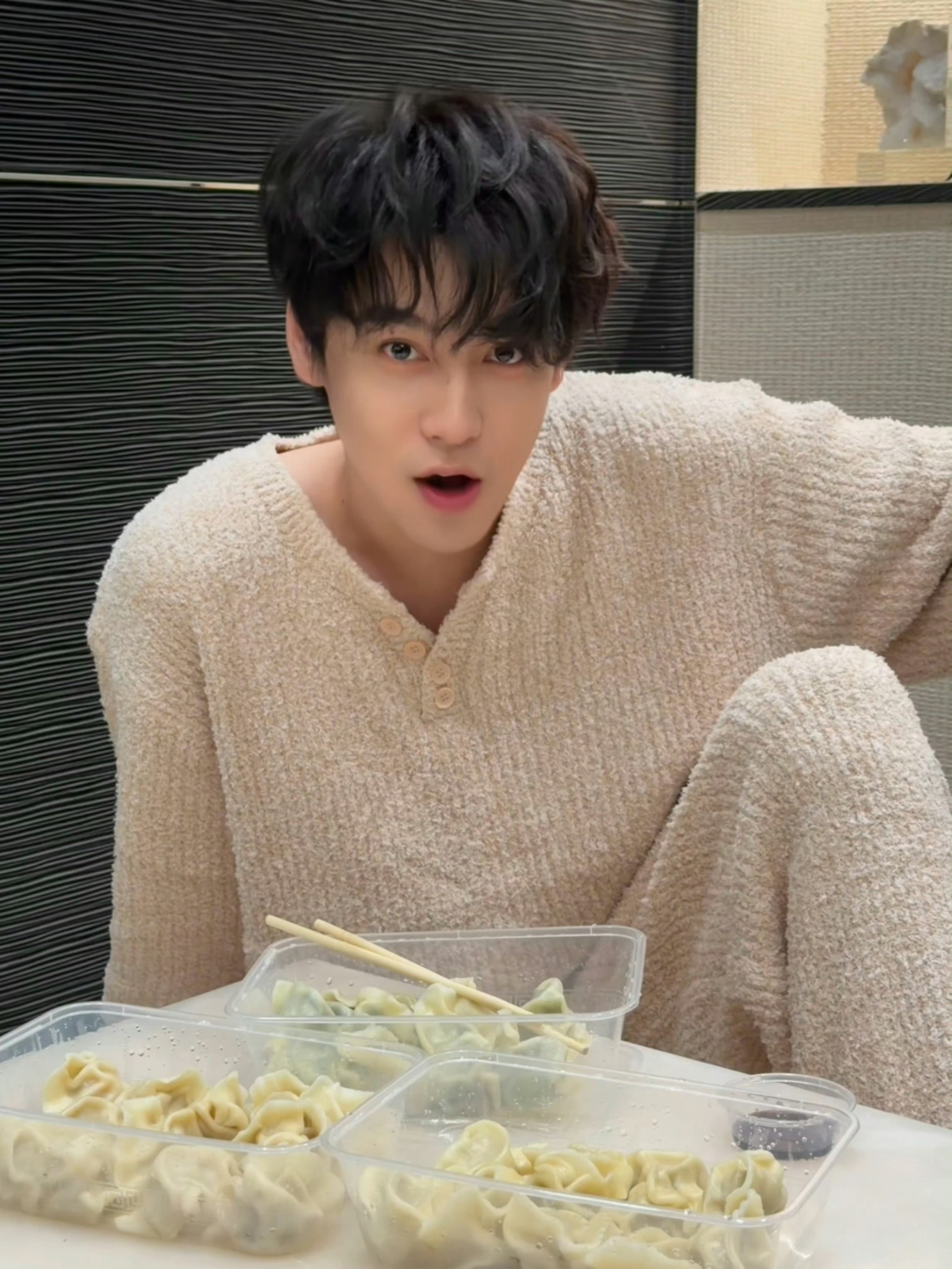 田栩宁live图背景音 旁边是若若还是初初的声音？ 