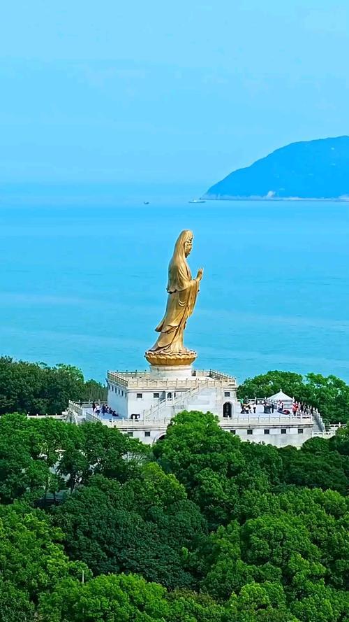 上联：云在山顶走，
下联：水自脚边流。