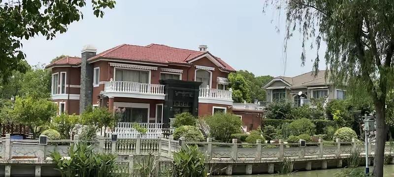 男子带女友回家见父母，女子看见男子家的大别墅，惊呼，这是你家啊？男子说；是啊，咱