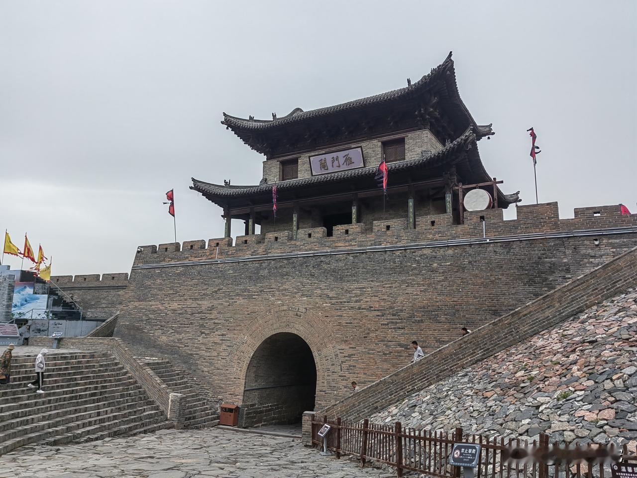 雁门关导游

1，从二广高速新武口出，距景点约七公里。
2，路况不错，就是车多，