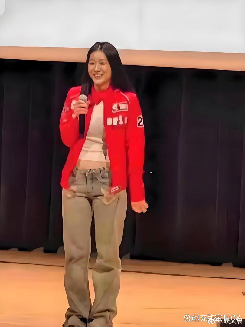陈奕迅女儿出道，清冷骨相自带仙气，眉眼间竟有种刘亦菲独有的脱俗氛围感。 