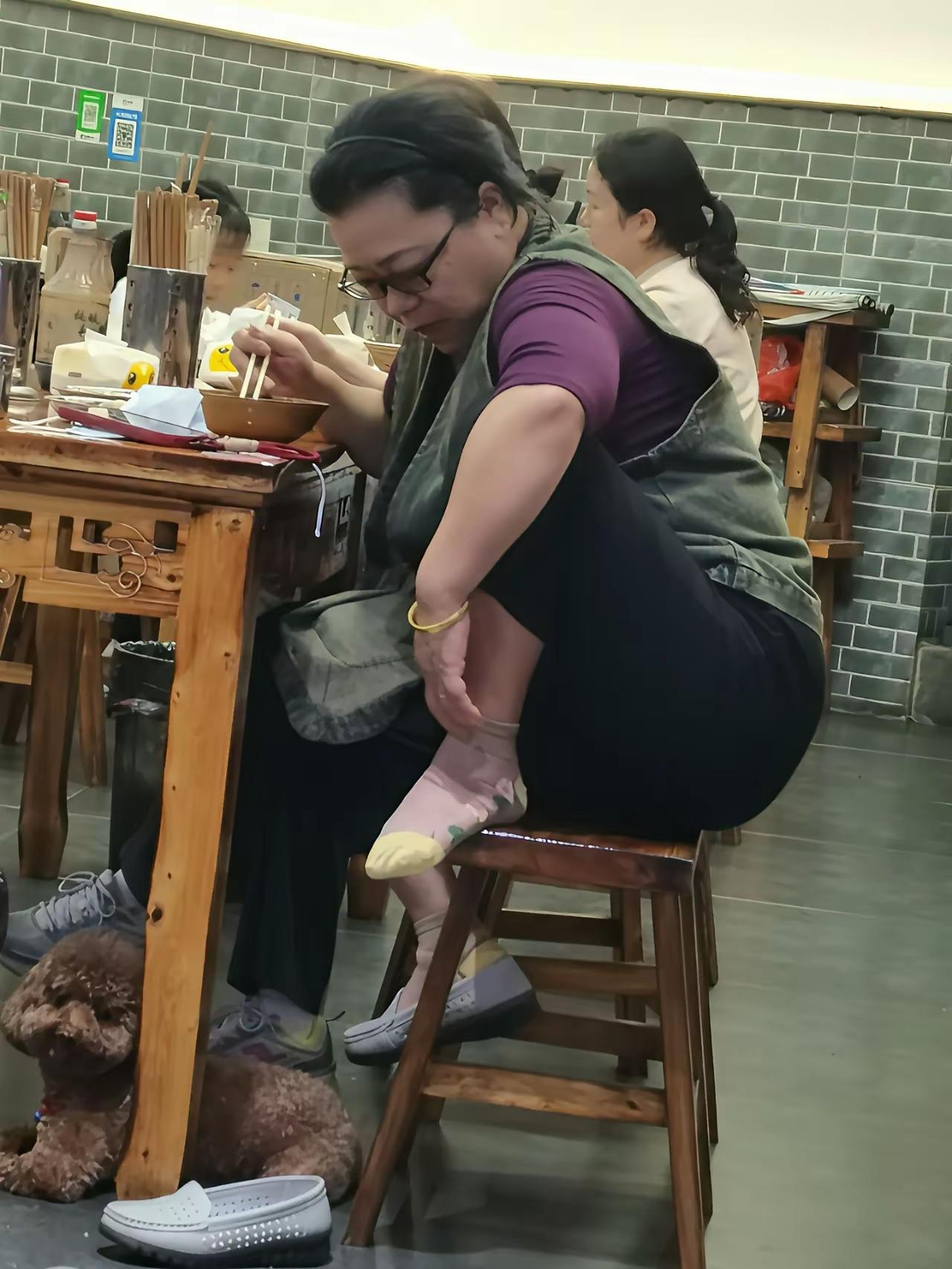 今天刷到网友吐槽，在米线店吃饭被邻桌大妈影响心情。这位40到50岁、身材壮硕的大