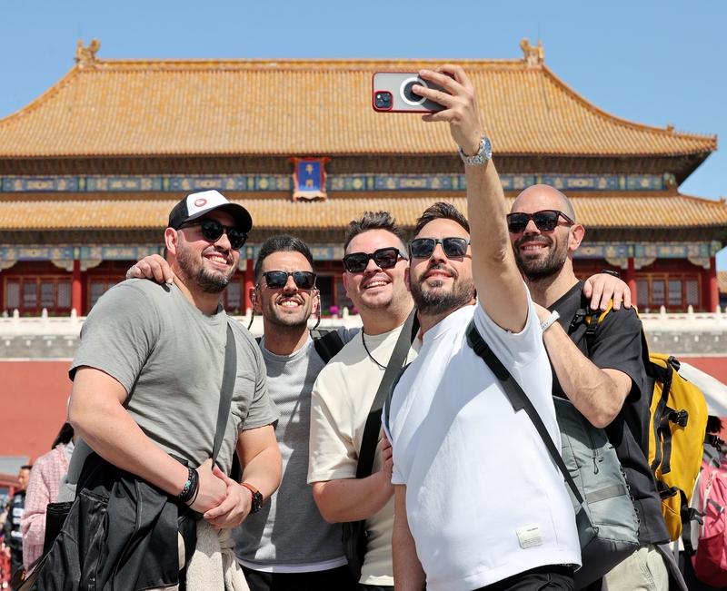 全球游客奔赴中国年！入境游订单全线飘红
 
今年春节，中国传统年俗吸引全球目光。