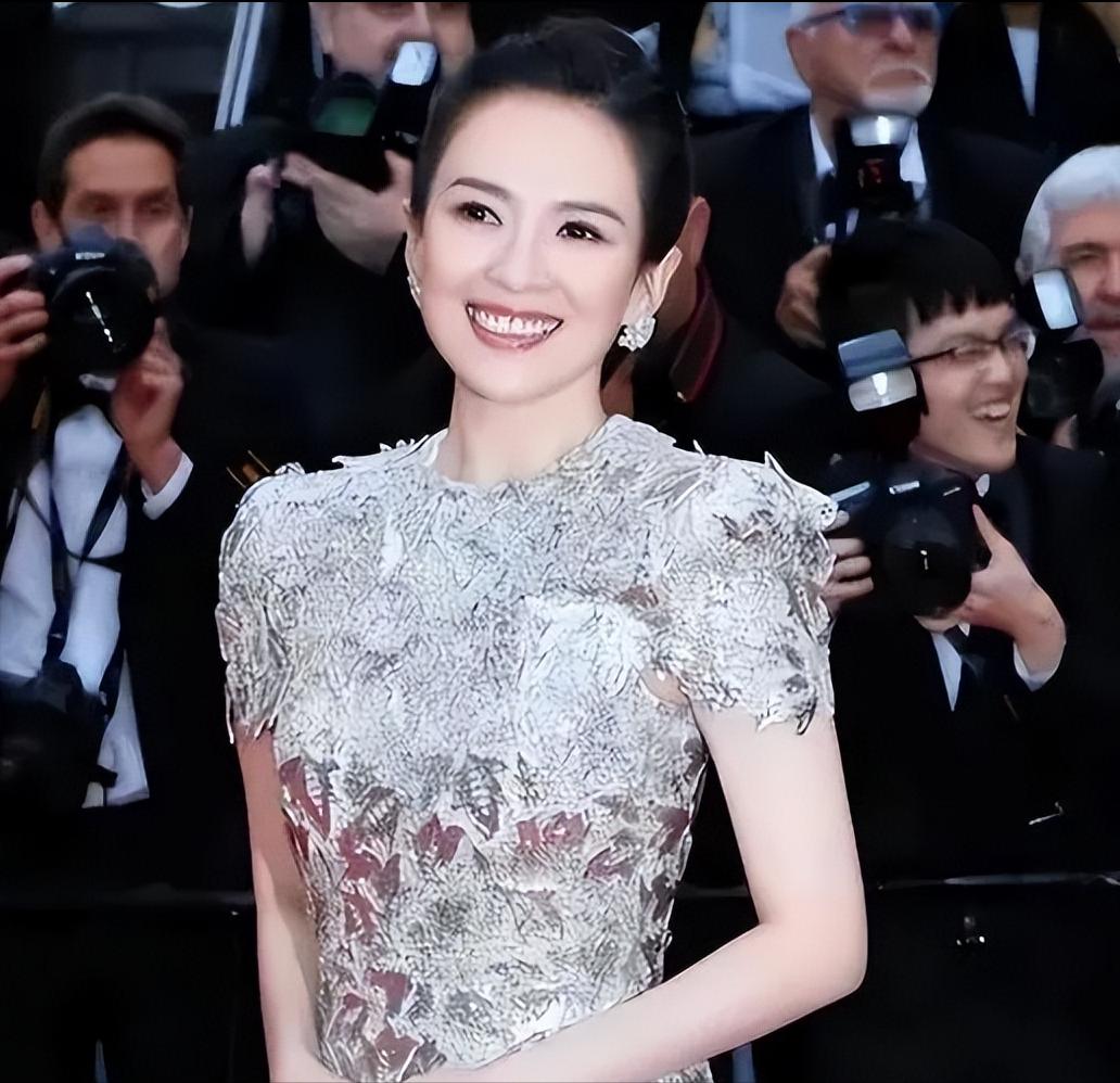 主持人，问演员章子怡：“与霍启山同居两年，为什么最后却拒绝嫁入霍家呢？”章子怡微