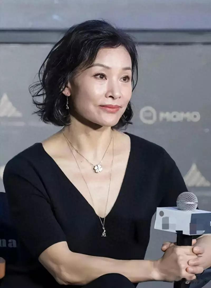 陈冲65岁毅然回国，为国做贡献。还是回来挣钱。不太可私∵她一家人大多扎根美国，丈