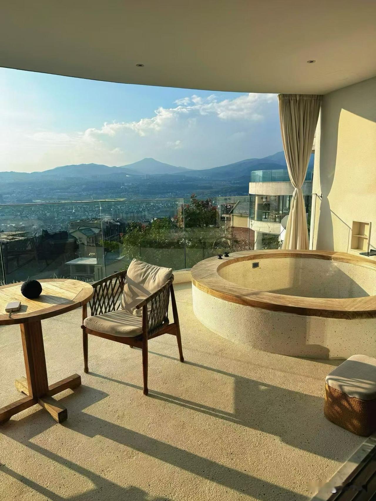 佛法里讲：每个生命，包括你我在内，骨子里都自带一份和佛菩萨无二无别的智慧与德相。