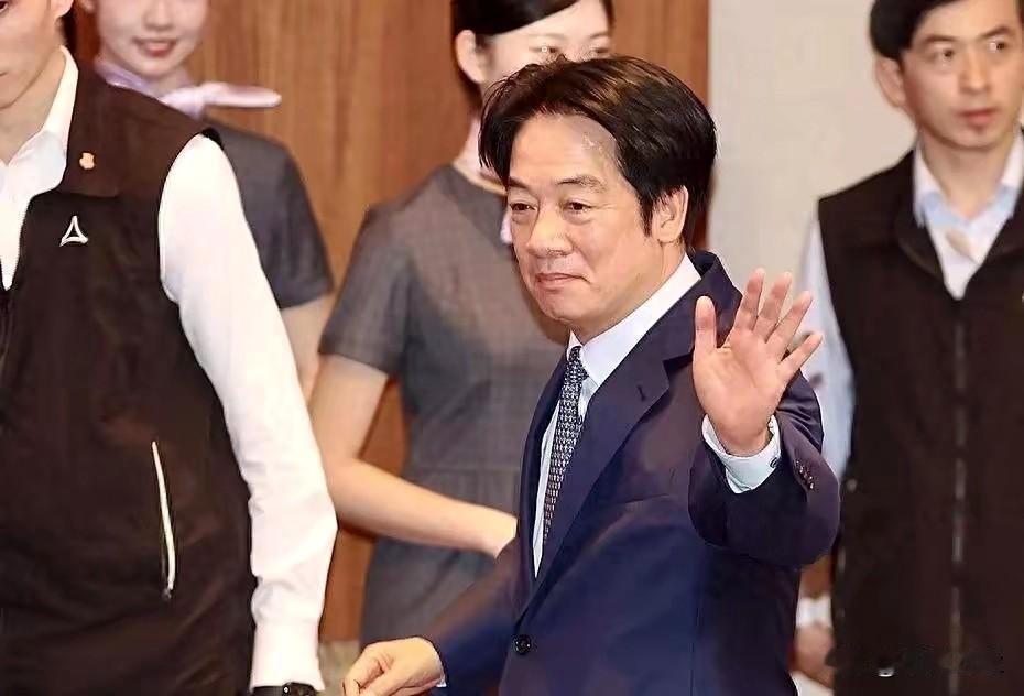 普发一万新台币？别被赖清德算计了。
中评社报道说，赖清德宣布将增列预算2357亿