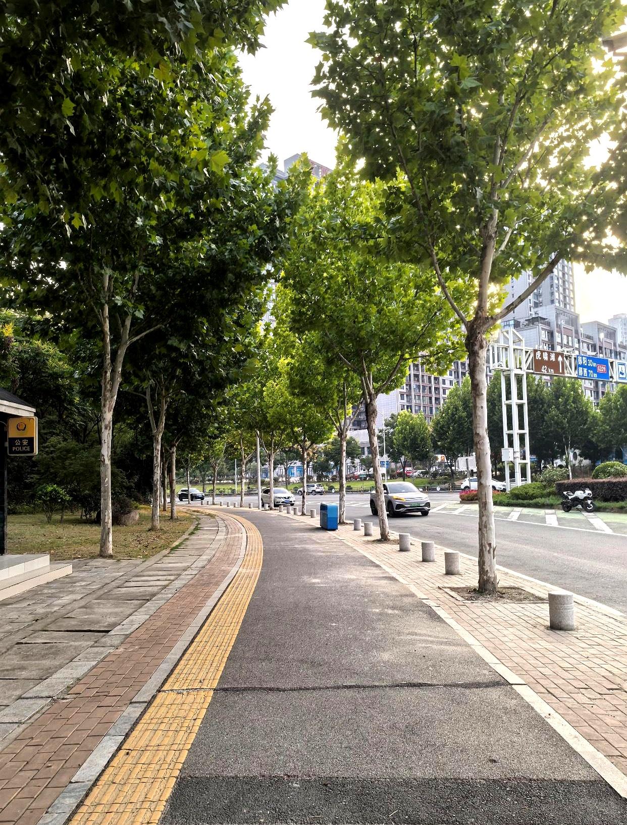茶还没端上来，话就砸了下来。
她在上岛咖啡翻着菜单，说孩子不能留，手术费他们出，