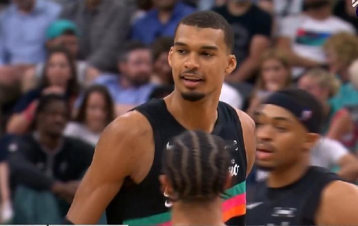 不走过场！NBA马刺血洗独行侠，文班亚马40分+13板+5助+2帽。篮球核武器！