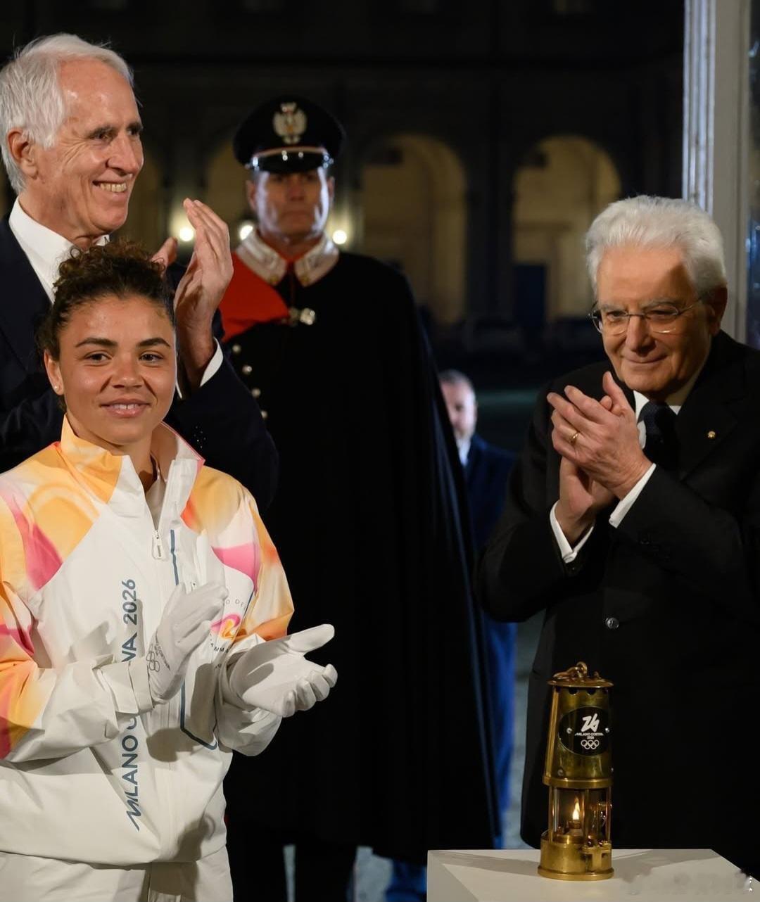 当地时间12月4日晚间，保利尼带着奥运圣火抵达罗马。米兰冬奥会越来越近了。12月