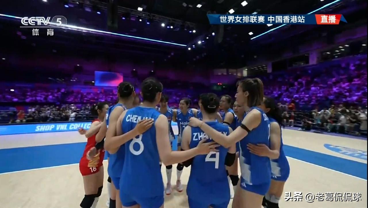 中国女排终于赢了赢了赢了！在今天结束的一场2026年世界女排联赛中国香港站中，中