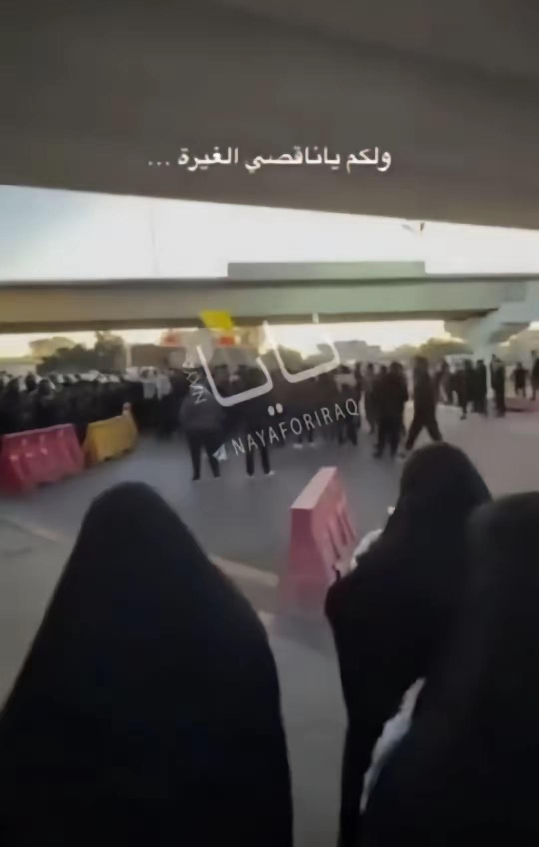 伊拉克首都巴格达的大批什叶派民众正试图冲进“绿区”的美国大使馆，伊拉克警方在极力