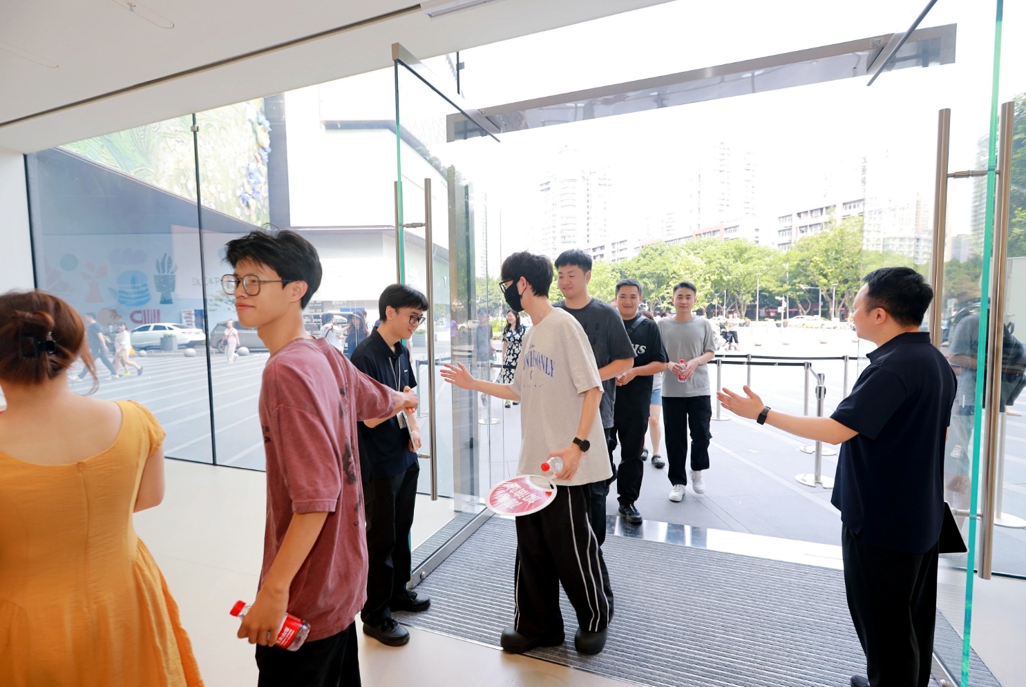 今日，华为Pura 80 Pro、Pro+版本正式开启销售，门店人气高涨。继上一