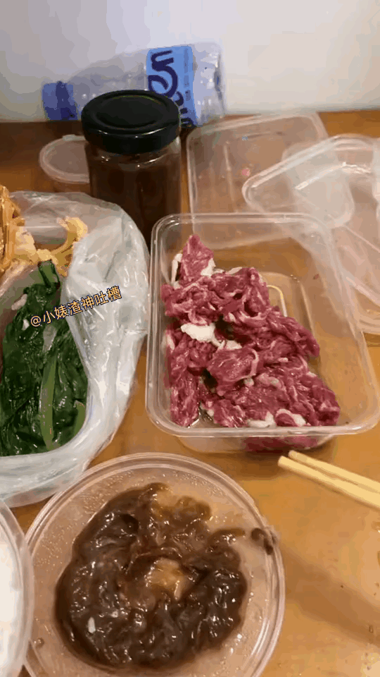 不能随便用酒店里的电热水壶！[捂脸]有人真是啥玩意都往里放啊！太没有公德了！

