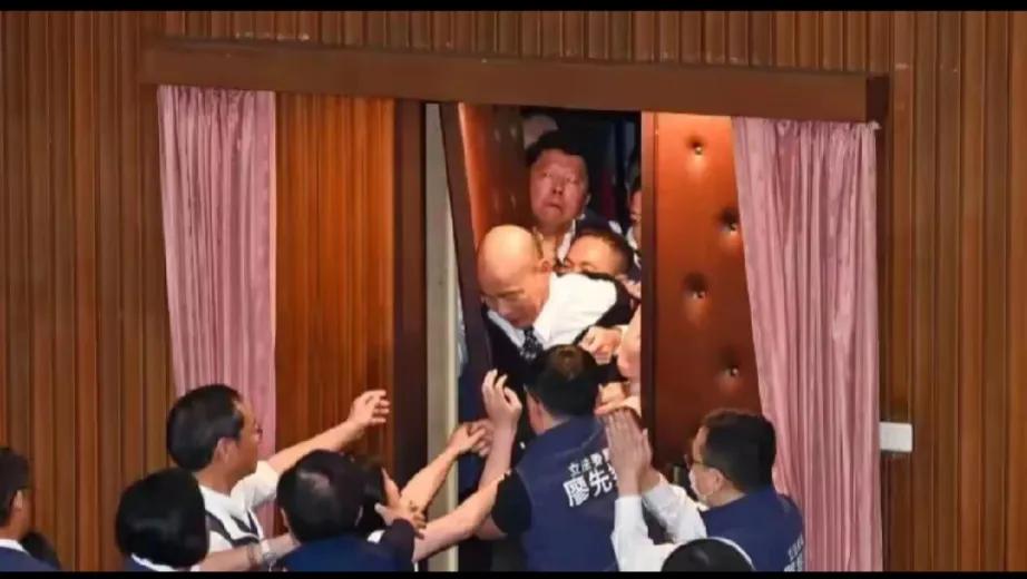 宝岛立法机构5.17上演了一场蓝绿对决大戏，可见岛上的人心分歧严重，是非曲直还是