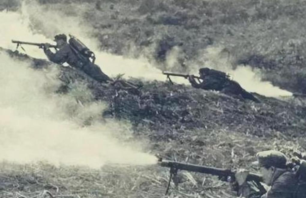 1979年2月，姜利民趁黑夜摸上越军阵地，越军没有发现他，谁知，他突然打开手电筒