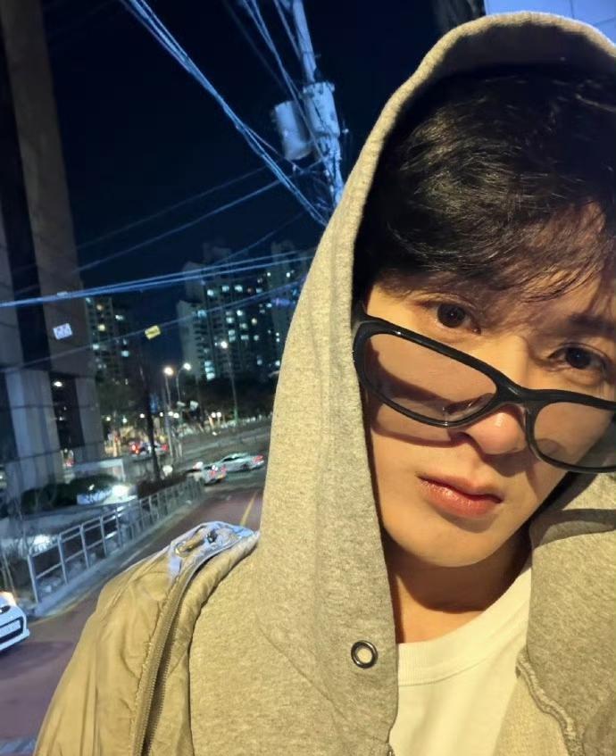 那张被转爆的聊天截图，边缘P图缝隙还没律师函上的公章清晰。
檀健次团队直接甩出立