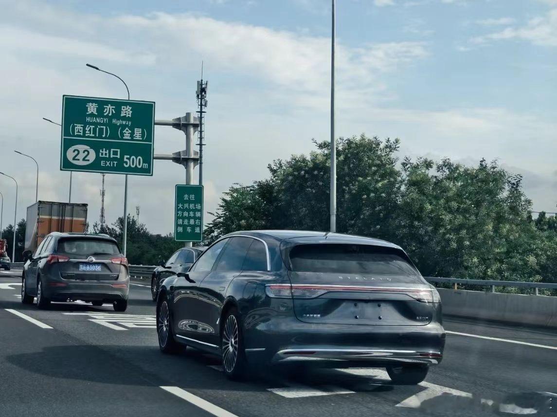 享界S9T实车？！这他娘谁受的了？！看到这照片我满脑子诗和远方[舔屏][舔屏][