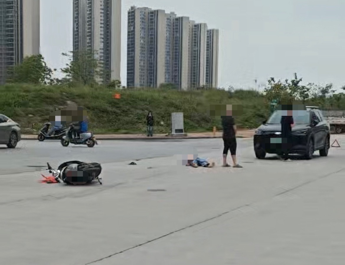 【玉林名某路电车被新能源suv撞飞男子睡地】4月23日，玉林市玉东名某路一路口男