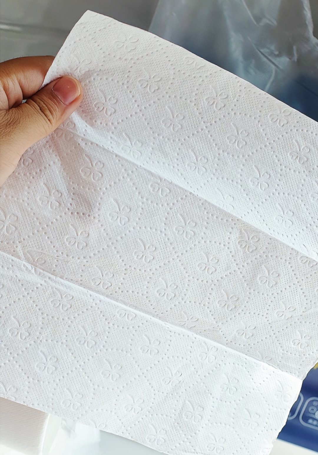 买纸巾得多个心眼超市里纸巾堆成山，眼花缭乱吧？我教你一招：翻过来看配料表。只要有