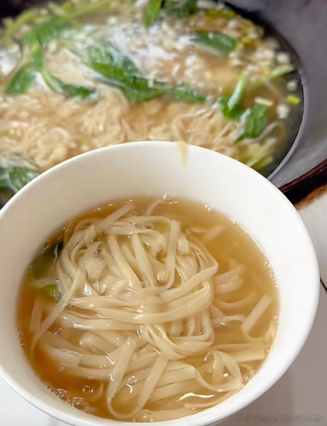 油盐葱花，肚子撑叉，小时候香油腌个葱花煮面条肚皮都撑叉，再打个鸡蛋，哇 太香了[