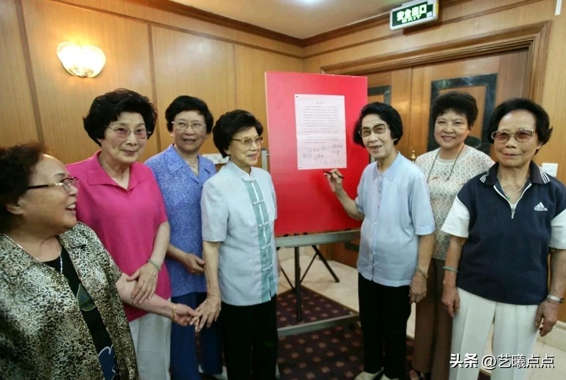 当年七位越剧表演艺术家同框而立，共同出席越剧界的重要活动，为越剧事业的发展呕心沥