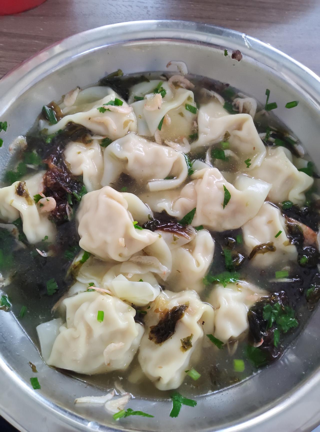 今天带小孩来老街吃到的这碗大馄饨也太顶了！不愧是老字号！

满满一大盆端上来，馄