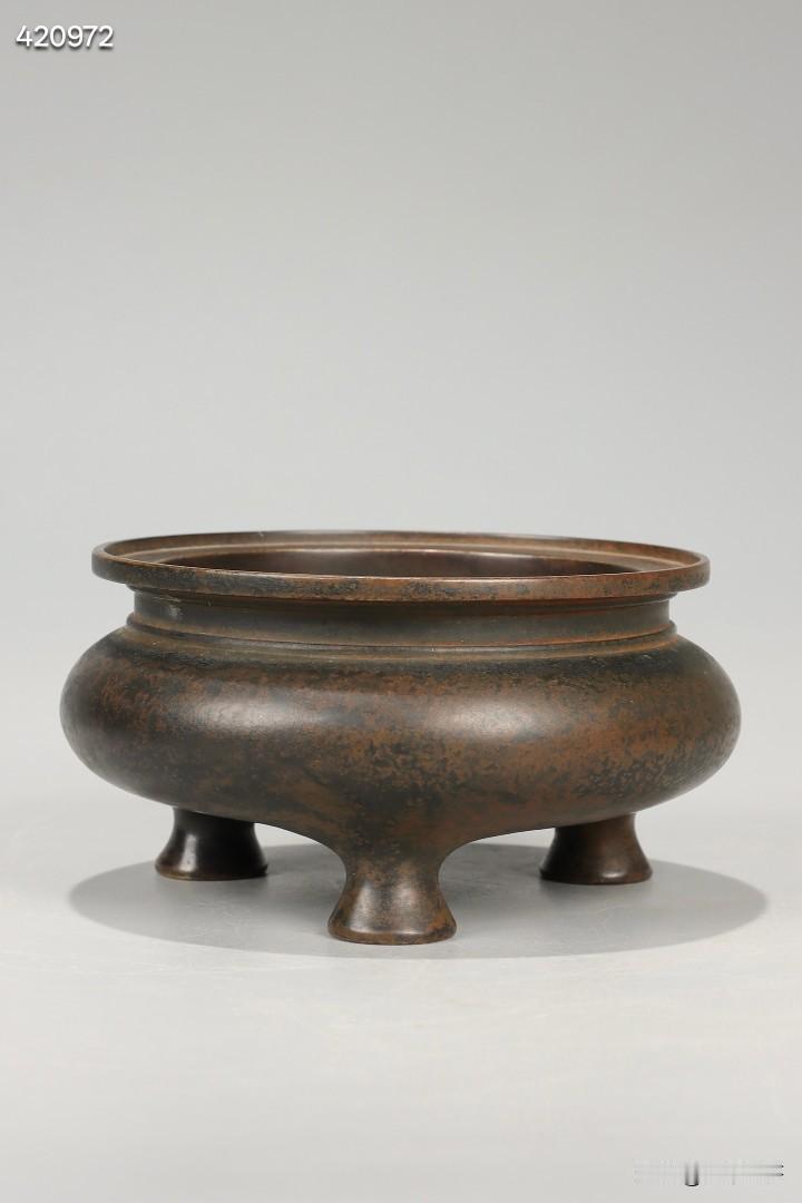 清 私家刻款鬲式炉

规格：高5.5cm，口径9.8cm，重1128.5g
精铜
