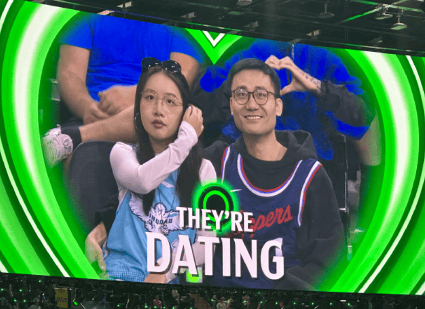 媒体人周鹏晒照：一名女球迷身穿青岛男篮球衣现场观赛