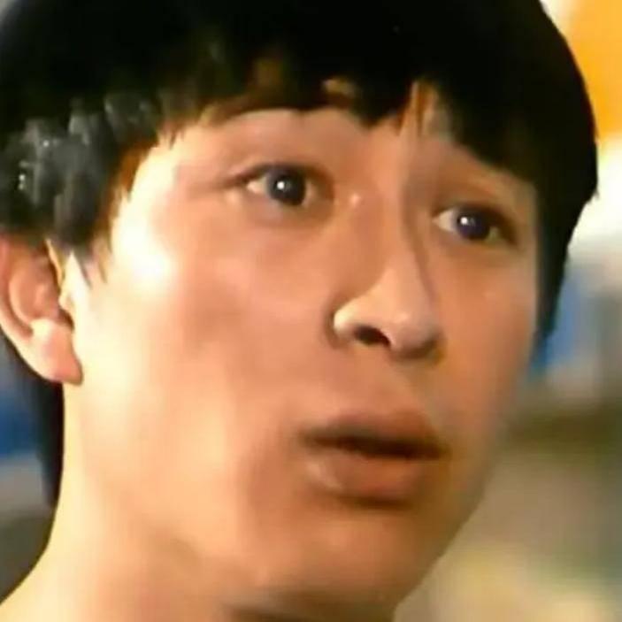 曾经，
张嘉译的前妻杜珺，
当着媒体怒斥：他娶我，就是想利用我父亲上位。
 
 