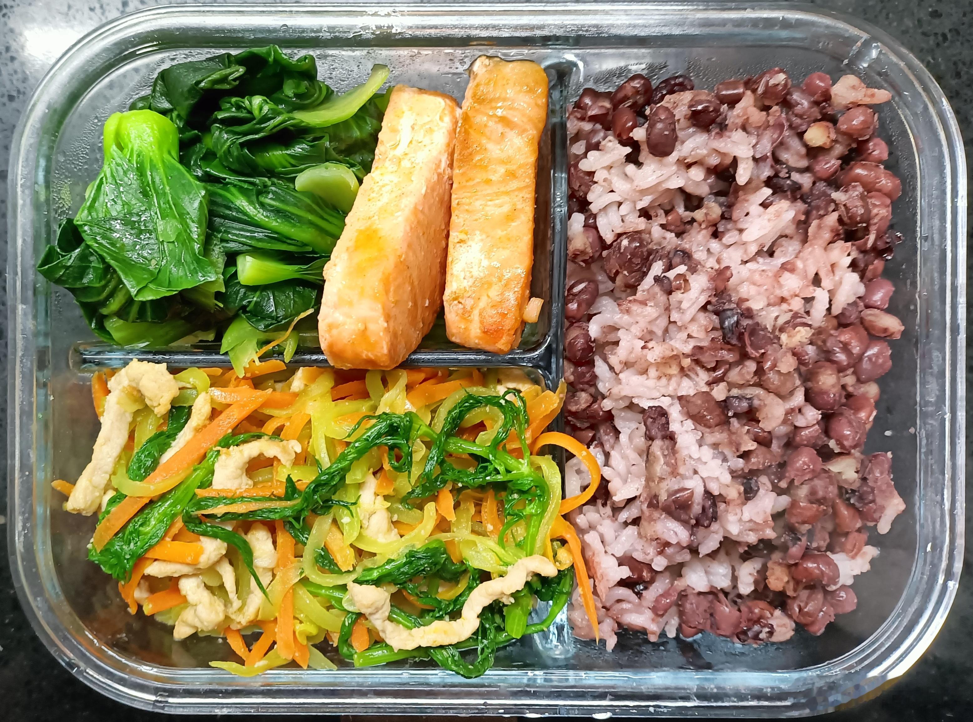 #儿子的午餐##这个问题吃什么# 红豆米饭，胡萝卜莴笋里脊丝，三文鱼，水油煮小油