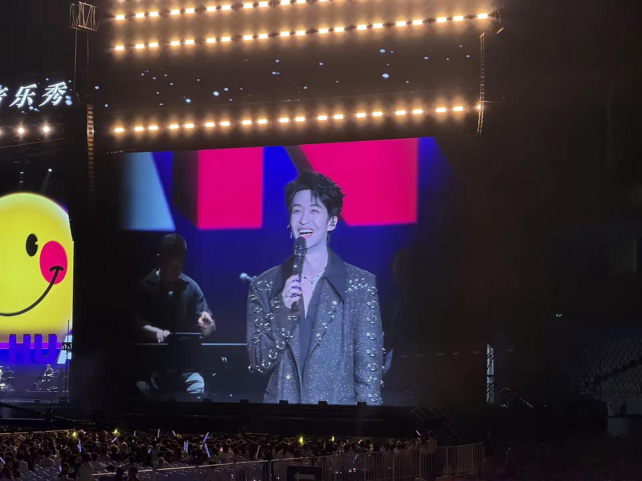 看拼盘演唱会前：诶？四个都认识，有黄子弘凡 ，我要去看黄子！！！！黄子硬帅啊！看
