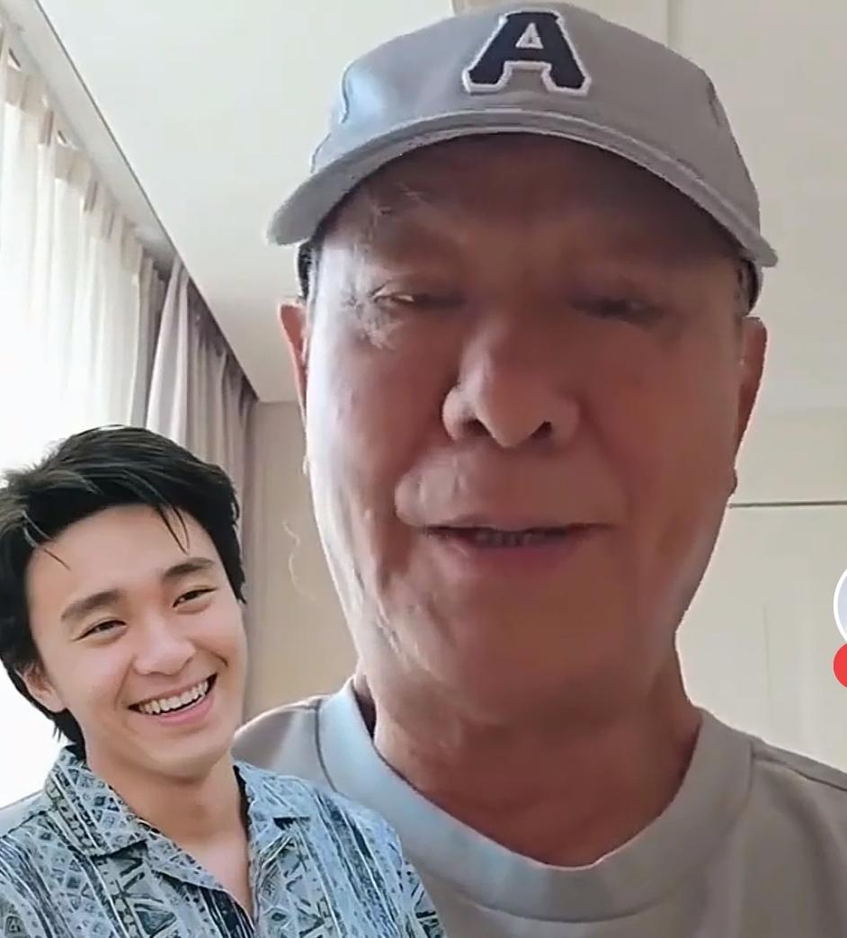 当年当众嘲讽周星驰“没儿女没朋友，做人太失败”的李修贤，如今终于松口道歉了。
一