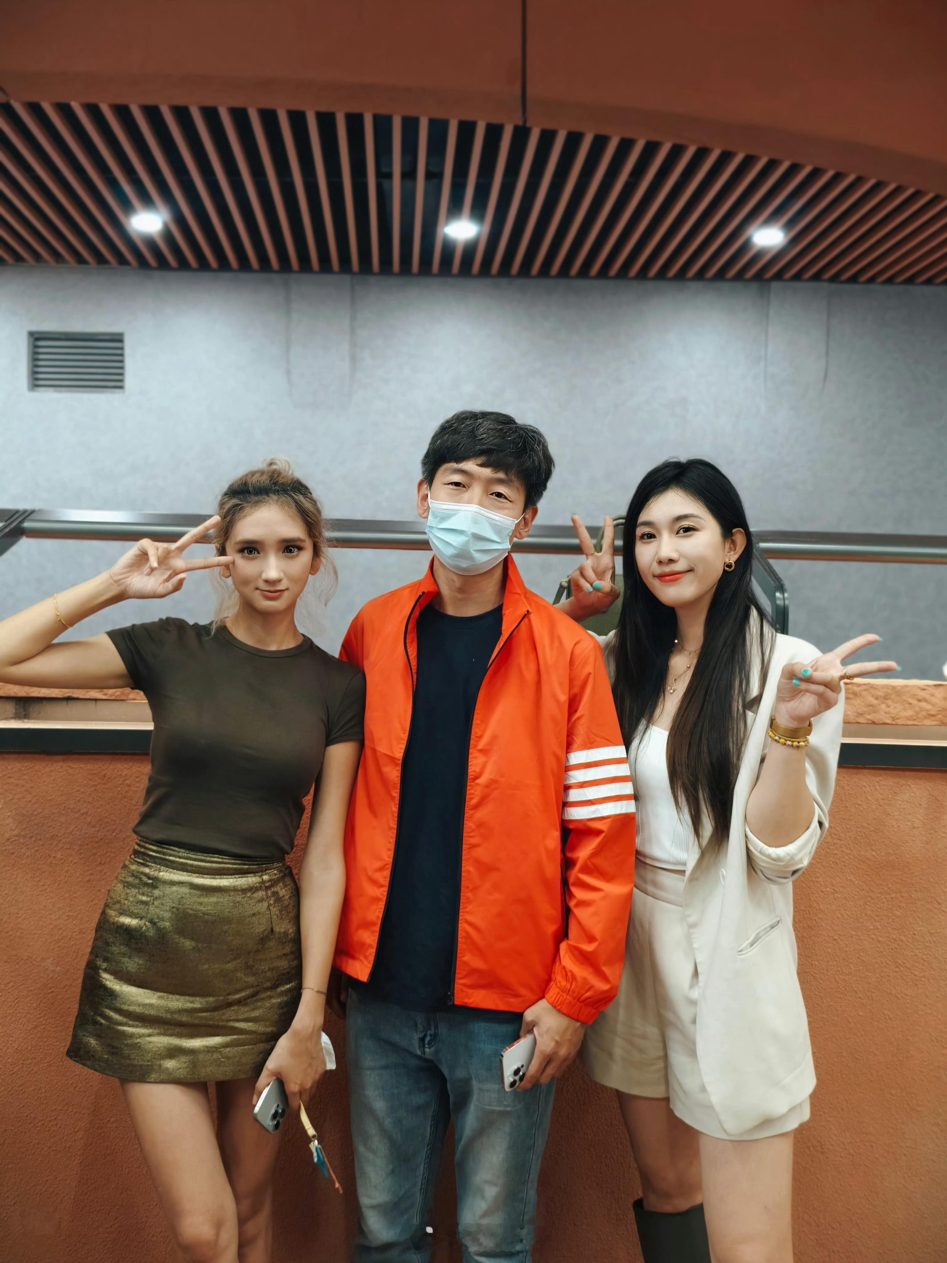 昨天我做梦VIVO送给了我一个三折叠手机，这是啥情况？ 好奇怪啊[doge][d