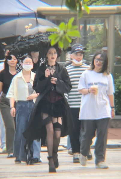 迪丽热巴现在这么会了吗？吊带黑丝都安排了 ​​​