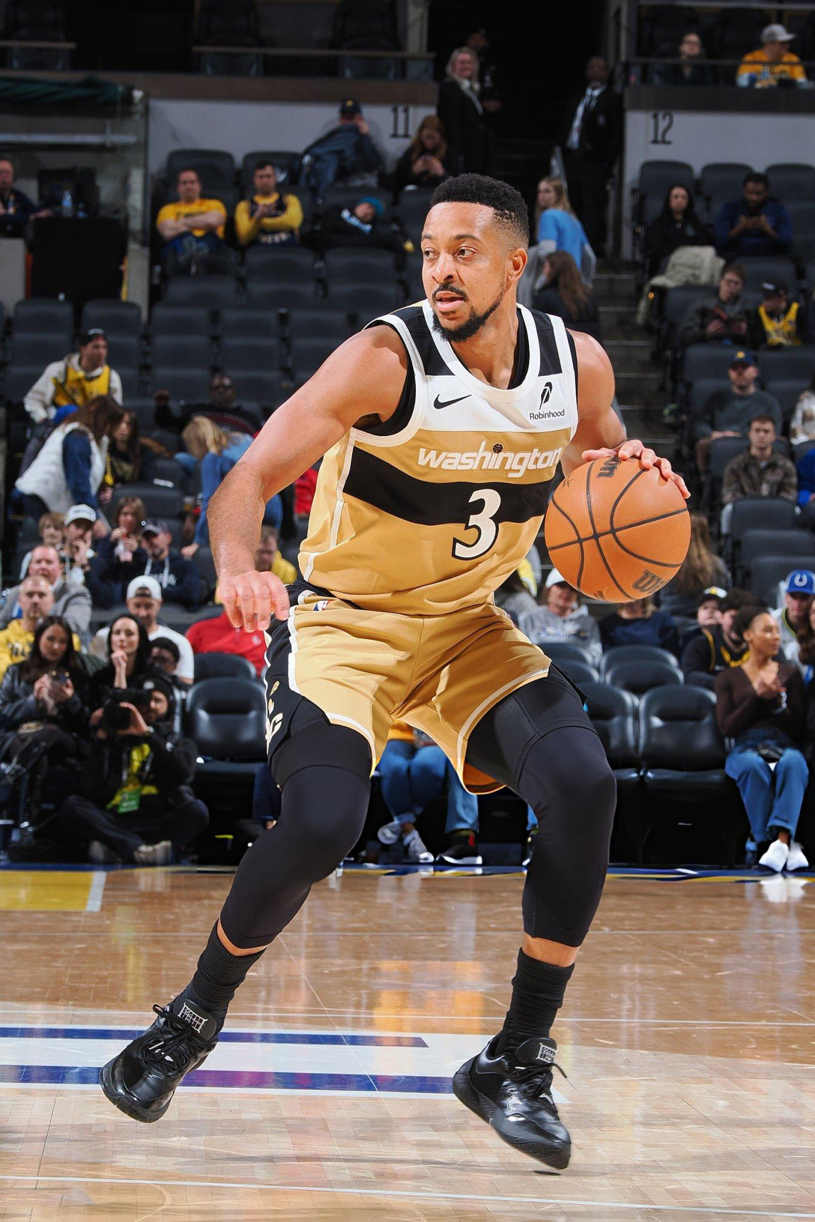 CJ·麦科勒姆 · 李宁 CJ4登场34分钟 18投8中 三分球3投2中18分 