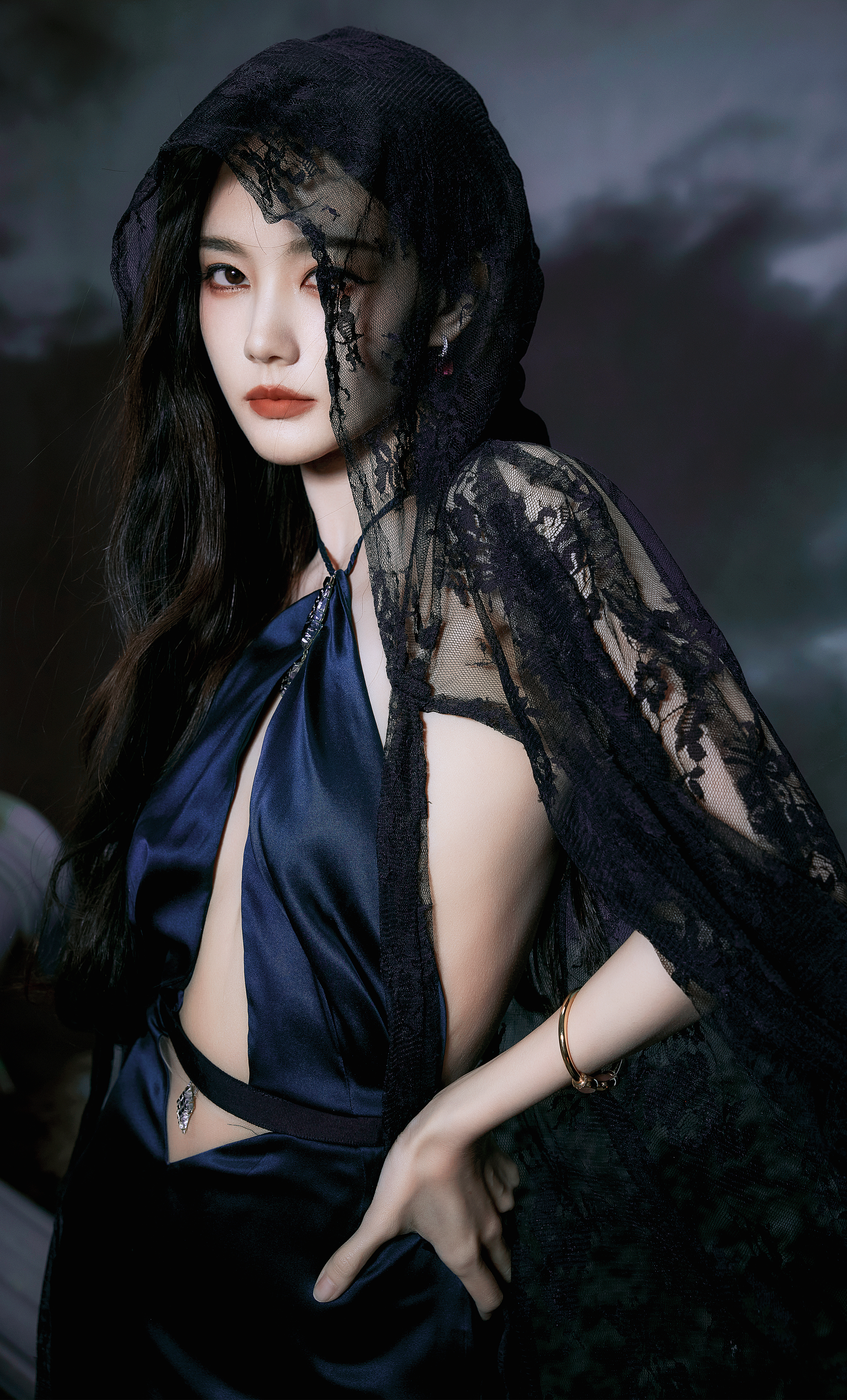 太吃李一桐的颜了！！华丽诡谲的暗黑系魔女风！！神秘冷艳的异域风情！！！又被我桐姐
