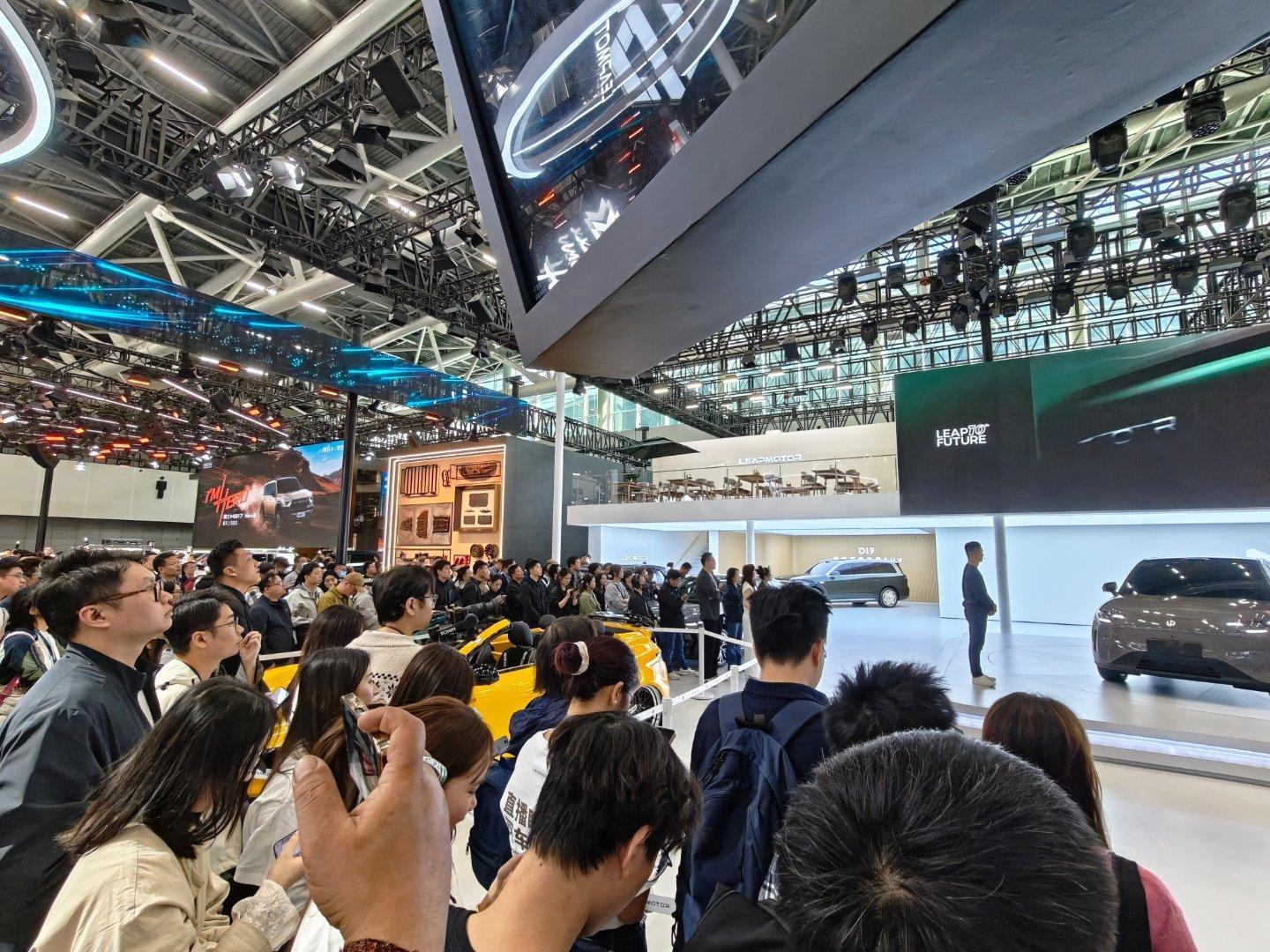 前面在零跑展台看到胡峥楠了零跑啊，你大意啊！ 