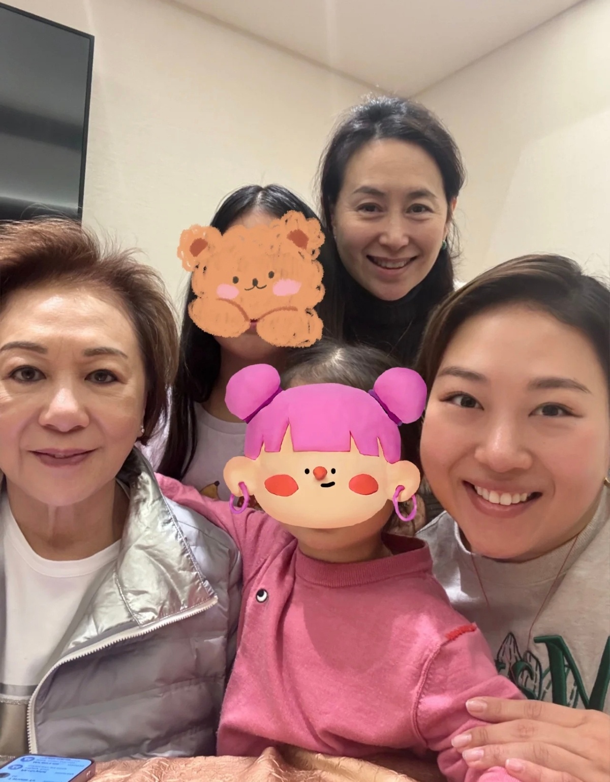 何超琼又去干女儿家聚餐了，所以没生孩子的人老了也不一定就孤寡，关键是得有钱。 