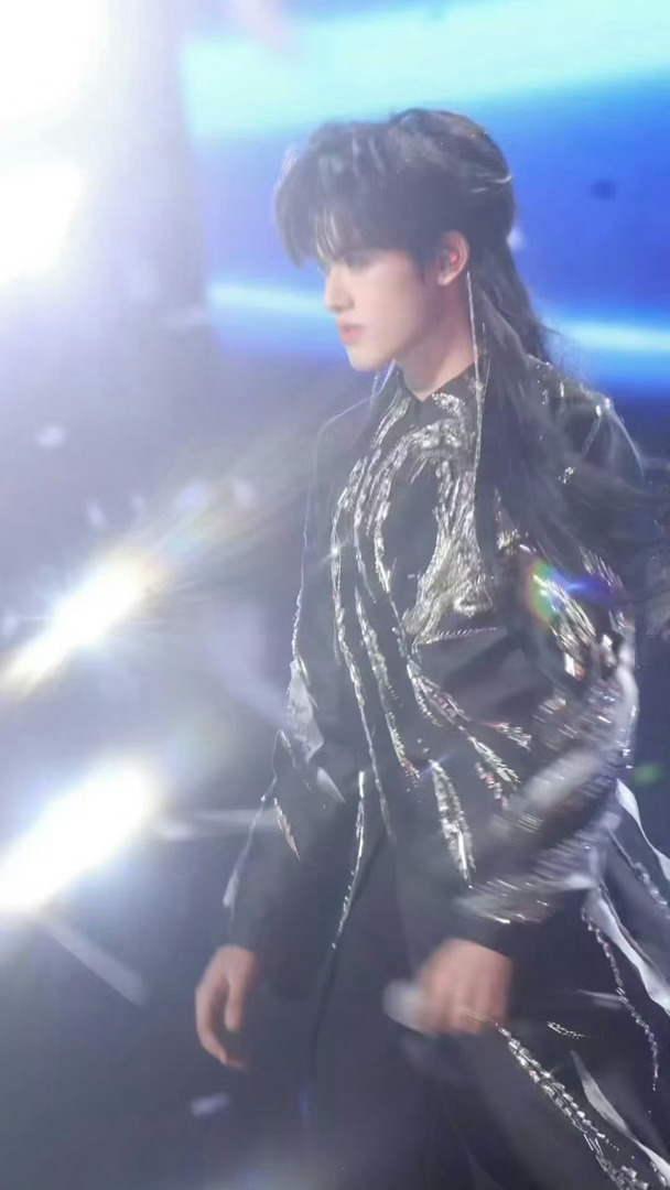张极solo长发造型🖤长发造型适配度满分，舞台上演唱《偏爱》高音断层突出，温柔