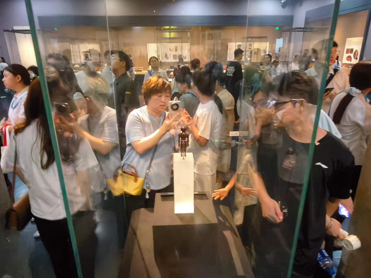 天太热，去博物馆是不错的选择，和我有同样想法的人还真不少。
图文原创：迟阿娟
夏