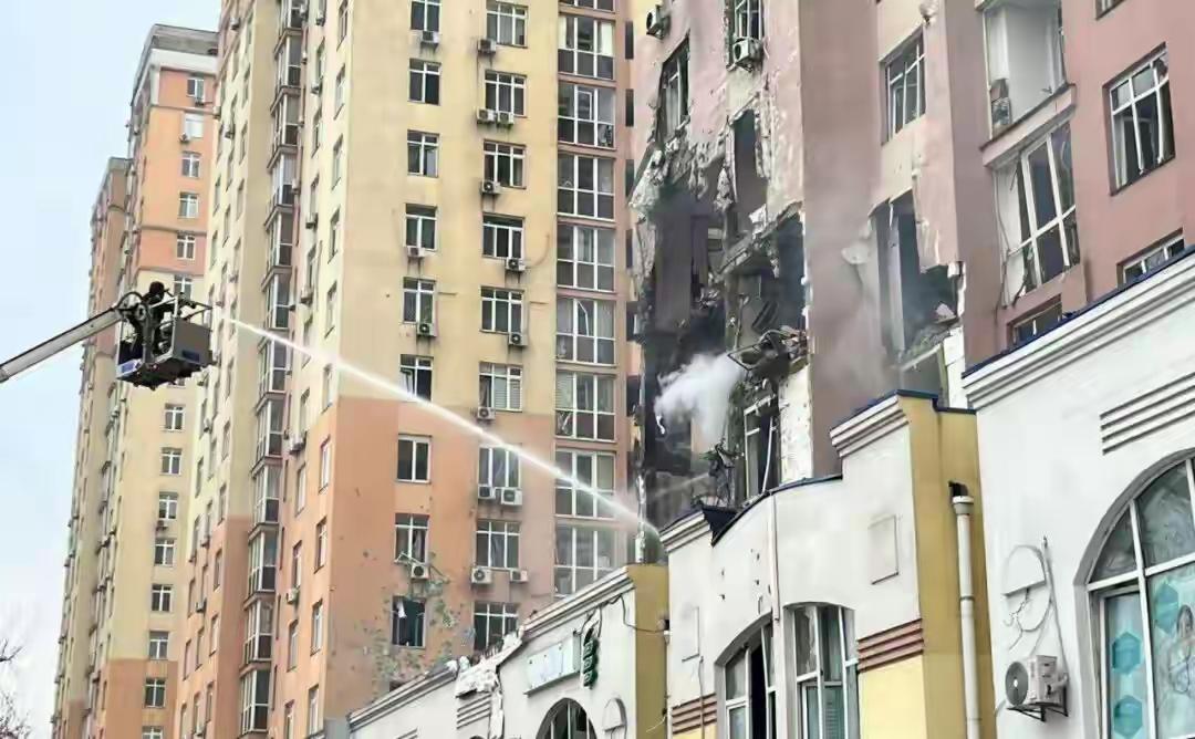 俄发动大规模打击，基辅供电供暖大范围中断，当地只有0℃，泽连斯基发声！普京穿上了