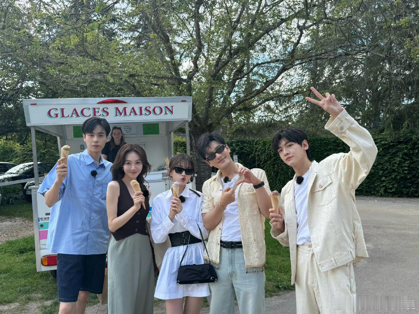 #虞书欣发了中餐厅合照##虞书欣白色束腰衬衫裙# ​​​虞书欣发了中餐厅的合照唉