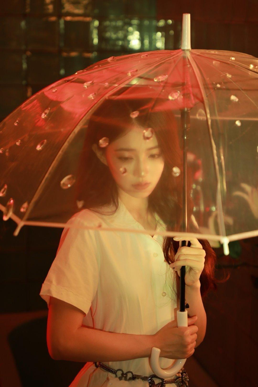 徐璐的美是明艳大气 徐璐新释写真大片，宛如一幅古典与现代交织的画卷。复古大卷发尽