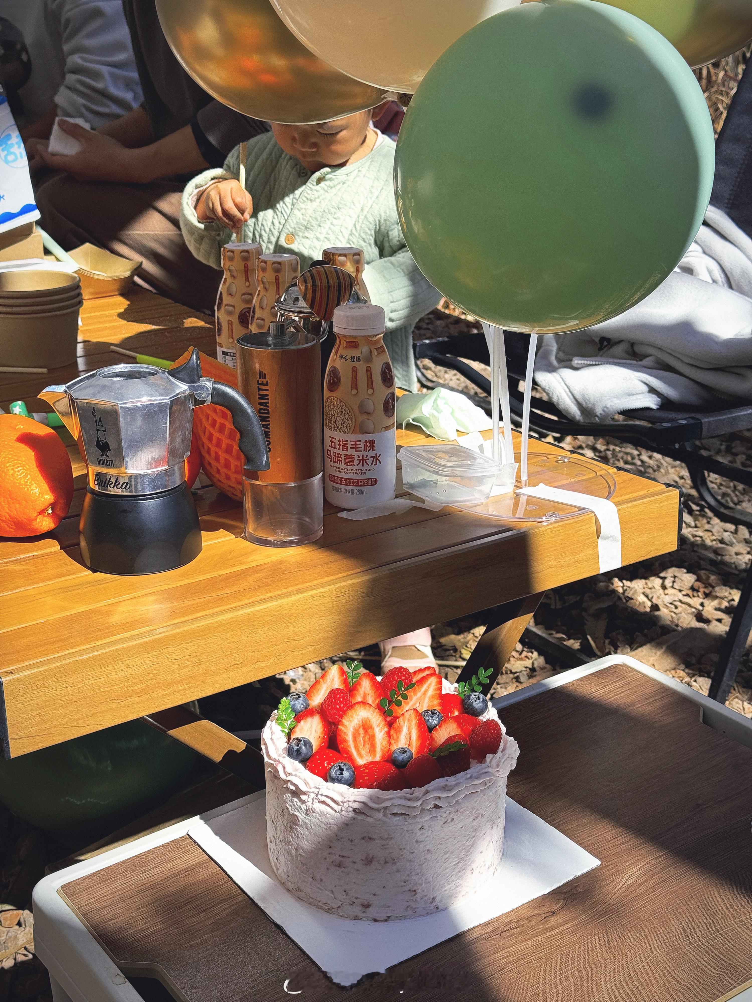 为了跟好朋友们分享豆米好吃的生日蛋糕🎂又做了个一起来过个仪式感满满的阴历露营生