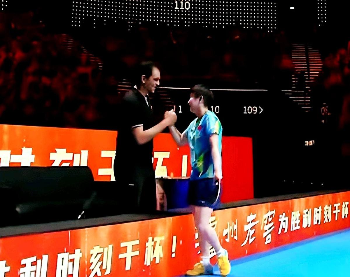 聊聊孙颖莎和汉娜·高达这场差点让人心脏停跳的对决。
决胜局8比10，孙颖莎离输球