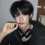 张极桔色绑带造型张极的桔色绑带造型太有突破了！先锋的绑带设计搭配亮眼桔色，把少年