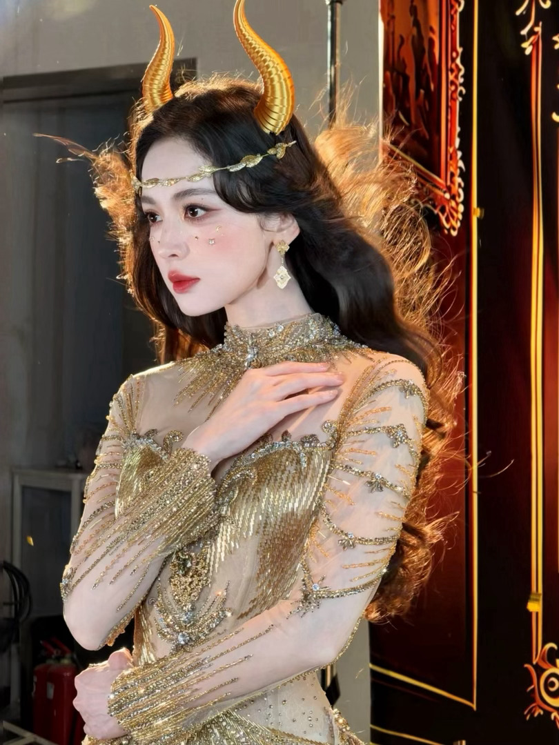 娜扎金牛座生日大片娜扎鎏金金牛座造型谁能抵挡娜扎这组生日时尚大片，鎏金造型尽显奢