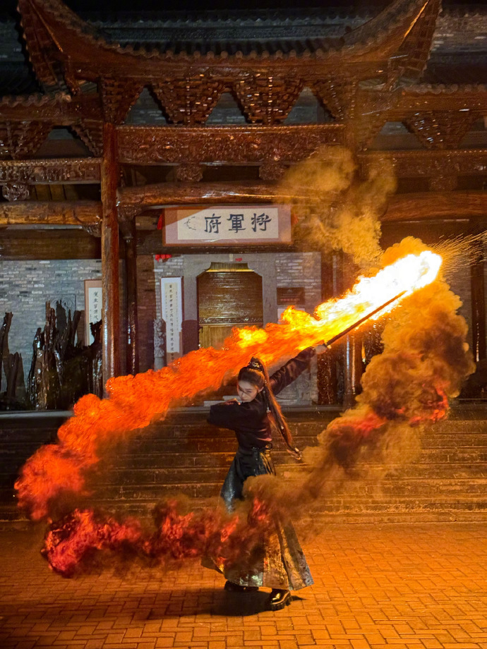 林允cos女刺客  飒爽属性上大分！林允cos女刺客的画面质感谁懂？走过路过不可